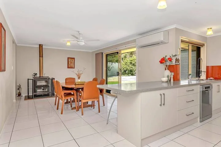 Comedor y cocina de planta abierta con una barra y una mesa.