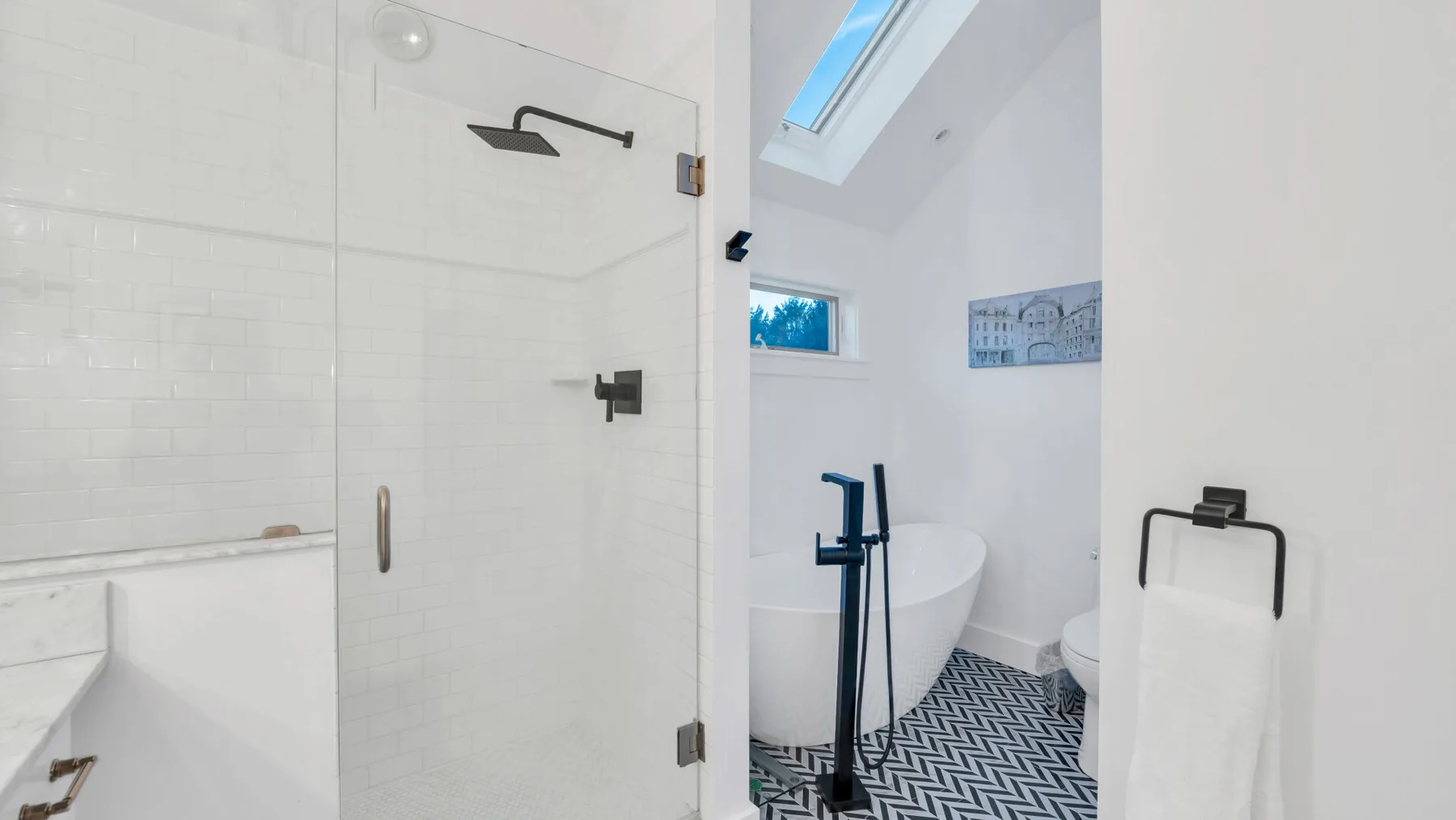 Un baño luminoso con bañera, ducha y suelo estampado.