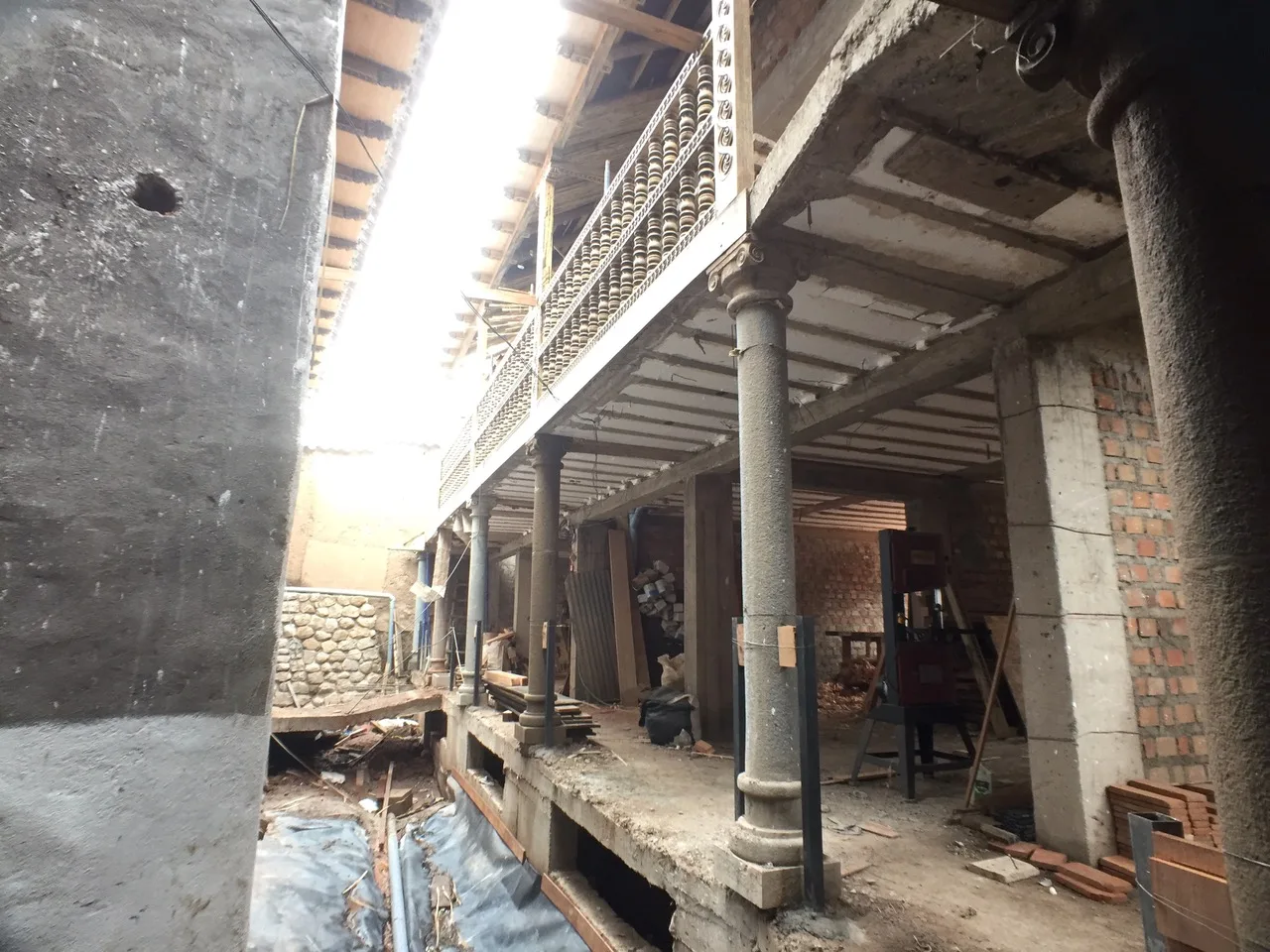 Restauración del patio colonial de Antigua Casona San Blas.