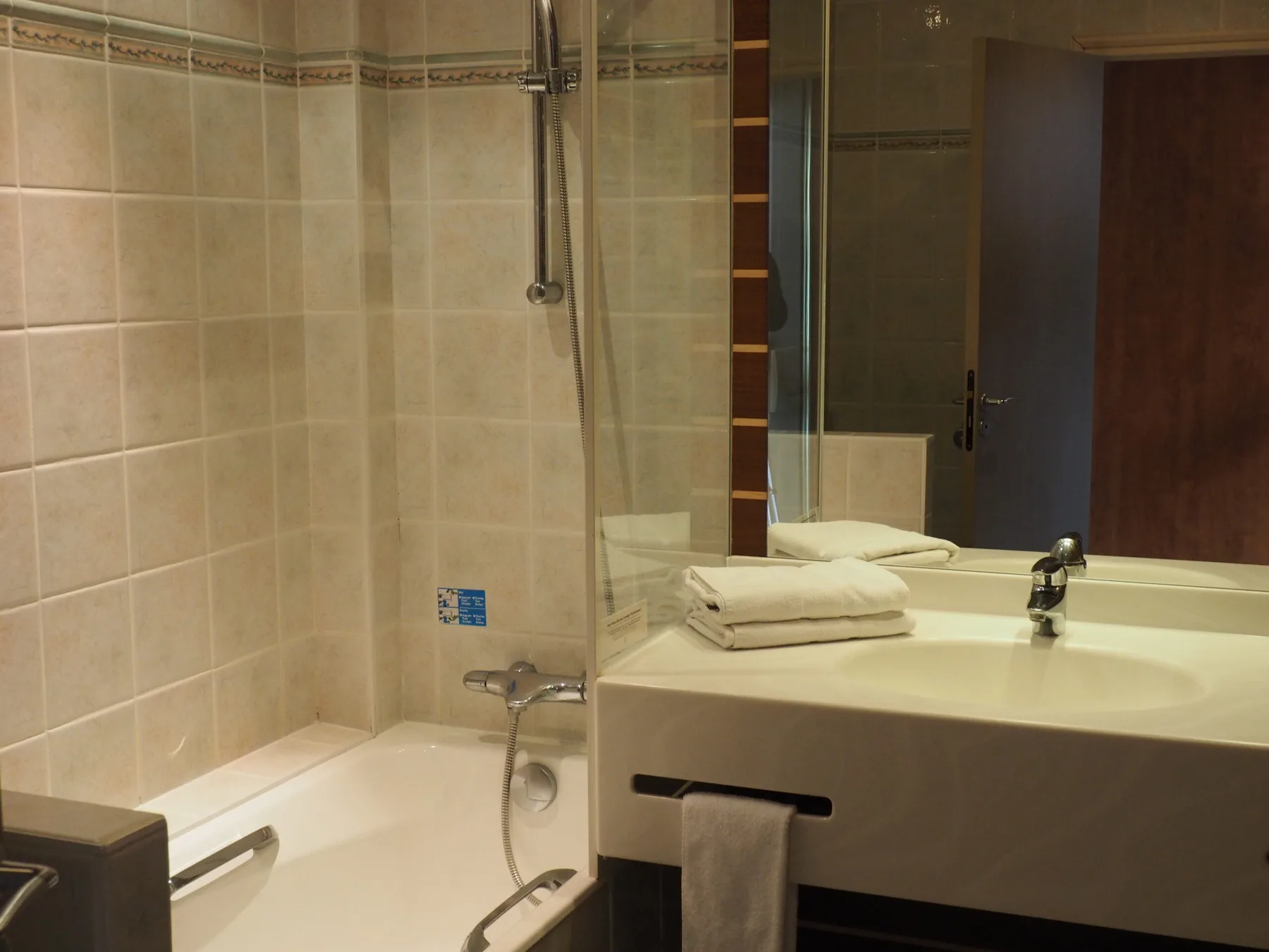 Grand Confort Plus room bathroom