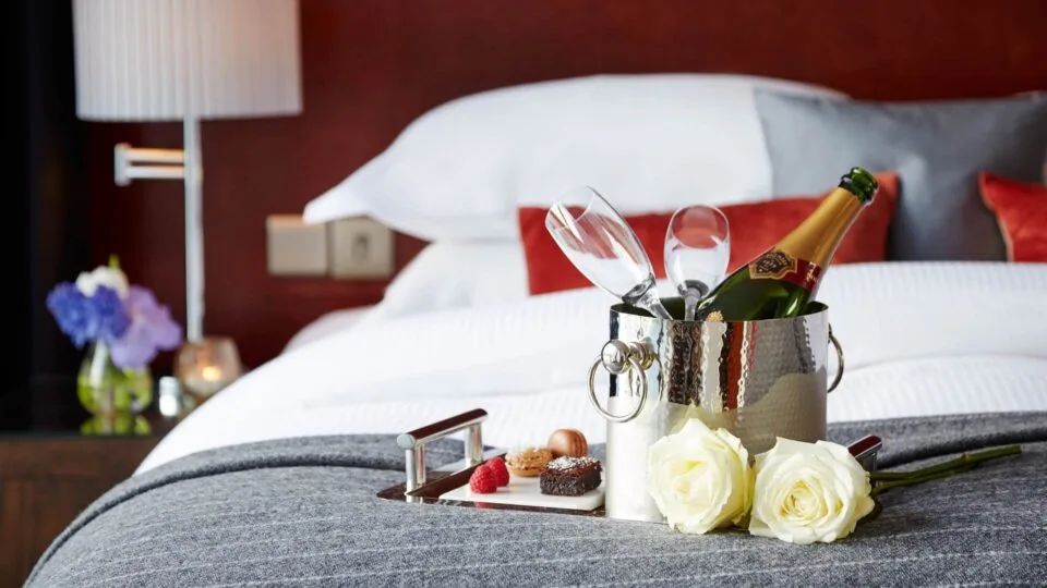 Champán dispuesto sobre una cama del hotel.