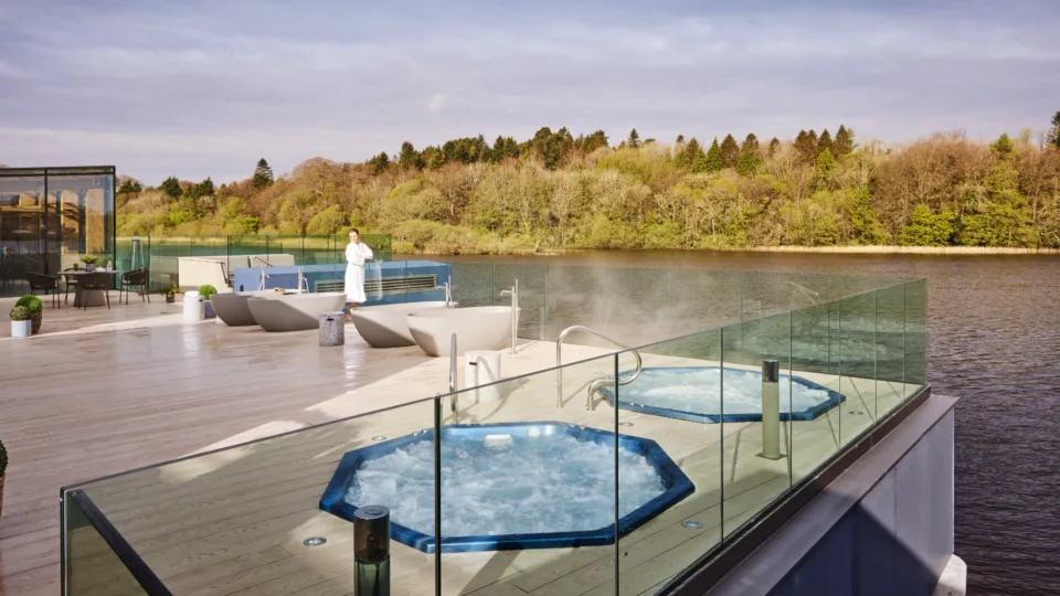 Jacuzzi y bañeras al aire libre con vistas al río.