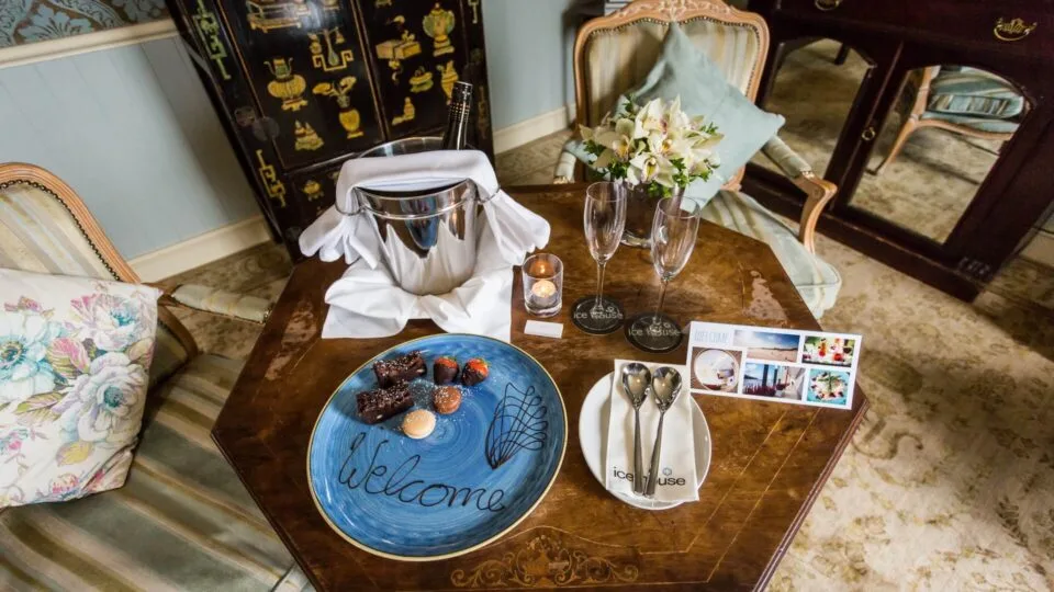 Suite del hotel con zona de estar y obsequios de bienvenida.