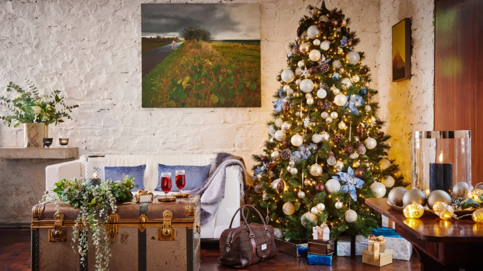 Habitación del hotel con un árbol de Navidad decorado.