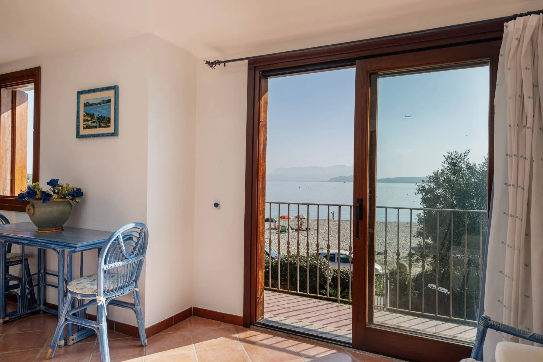 Un comedor da a un balcón con vistas al agua.