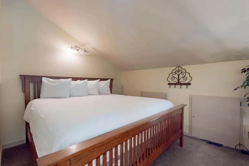 Un dormitorio con una cama grande y un adorno en la pared.