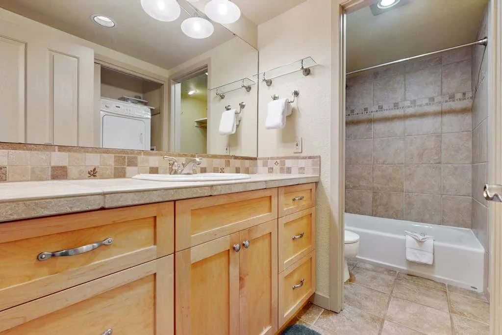 Un lavabo de baño está junto a una bañera.