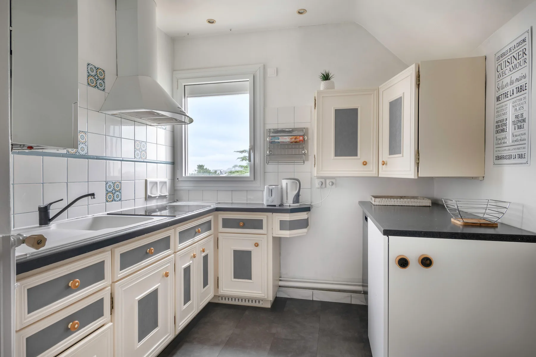 Apartment listing gallery photo