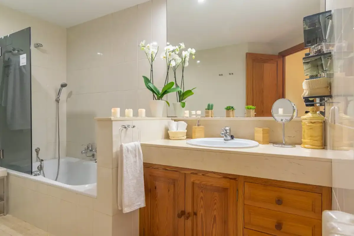 Un baño con bañera y un mueble con lavabo.
