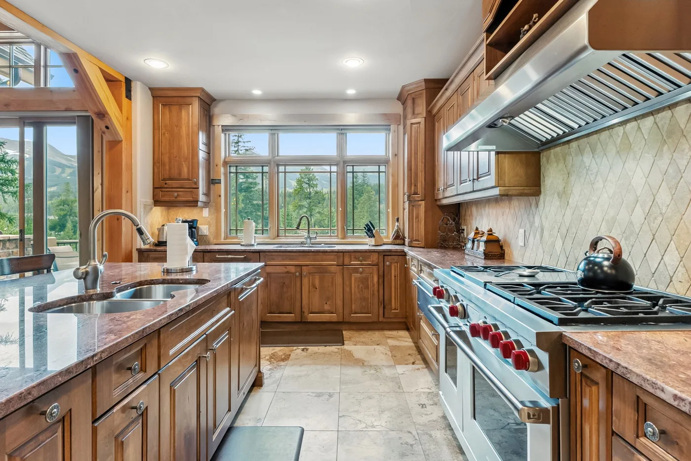 Una cocina amplia con gabinetes de madera, una isla central y una estufa grande.