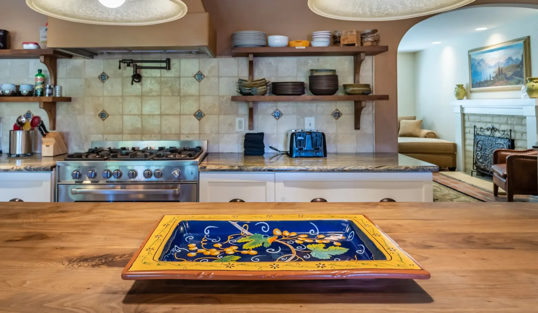 Una cocina con una gran isla de madera y un salpicadero de azulejos.
