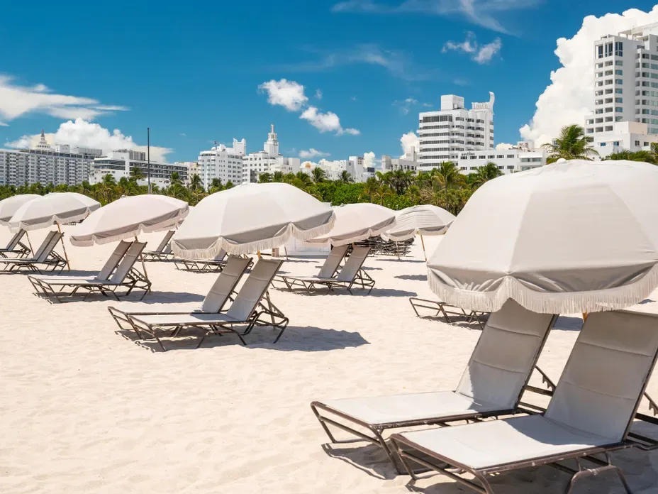 Tumbonas y sombrillas de playa cerca de Boulan South Beach