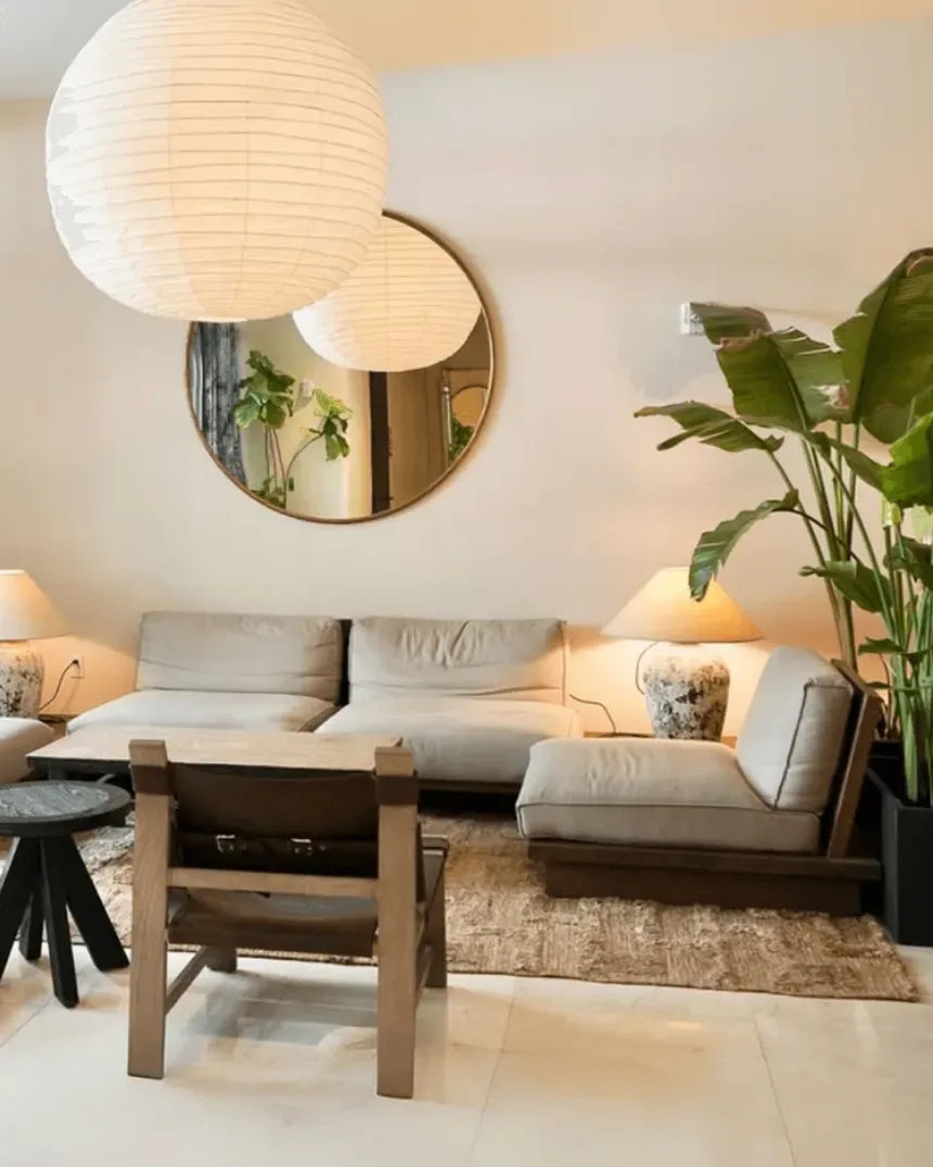 Sala de estar con sofá beige y muebles de madera