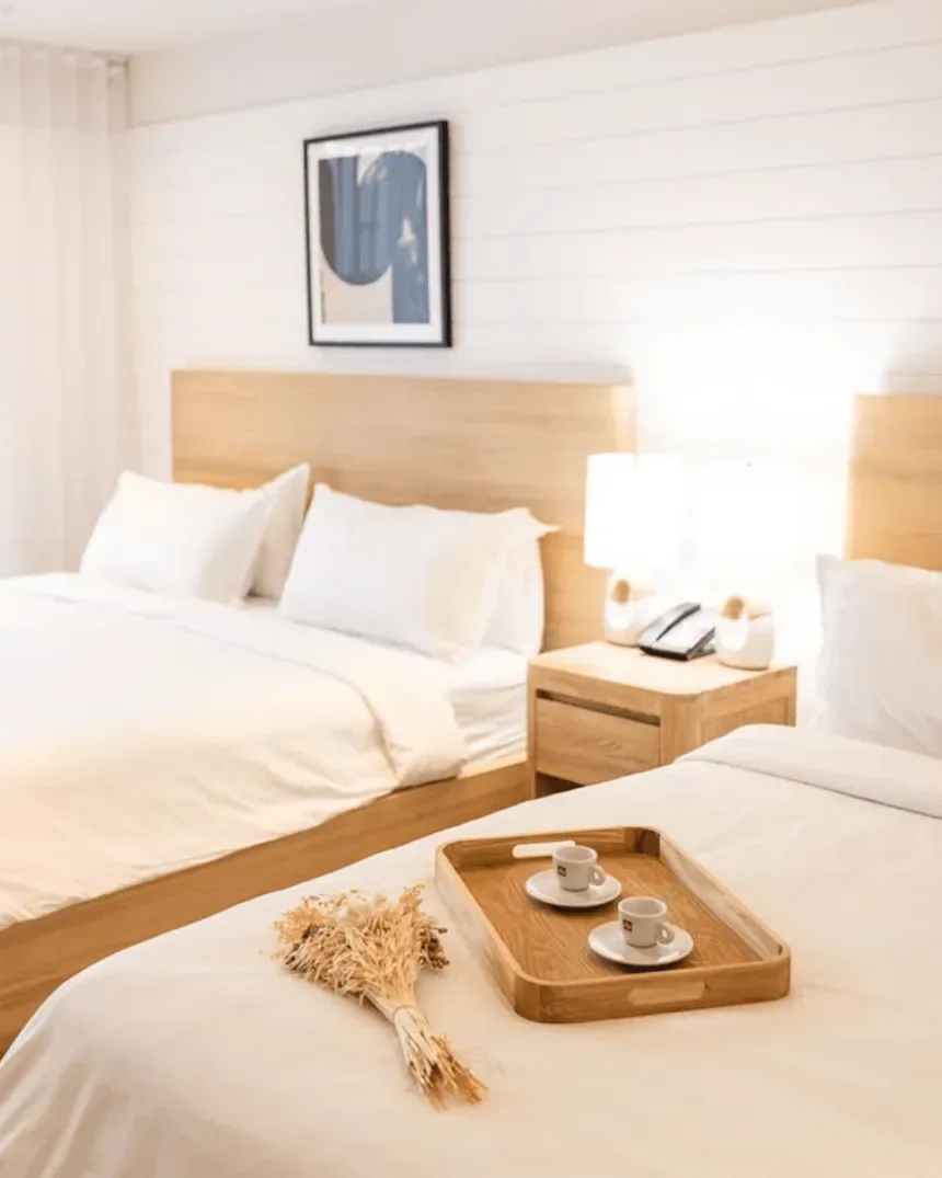 Dos camas con ropa de cama blanca