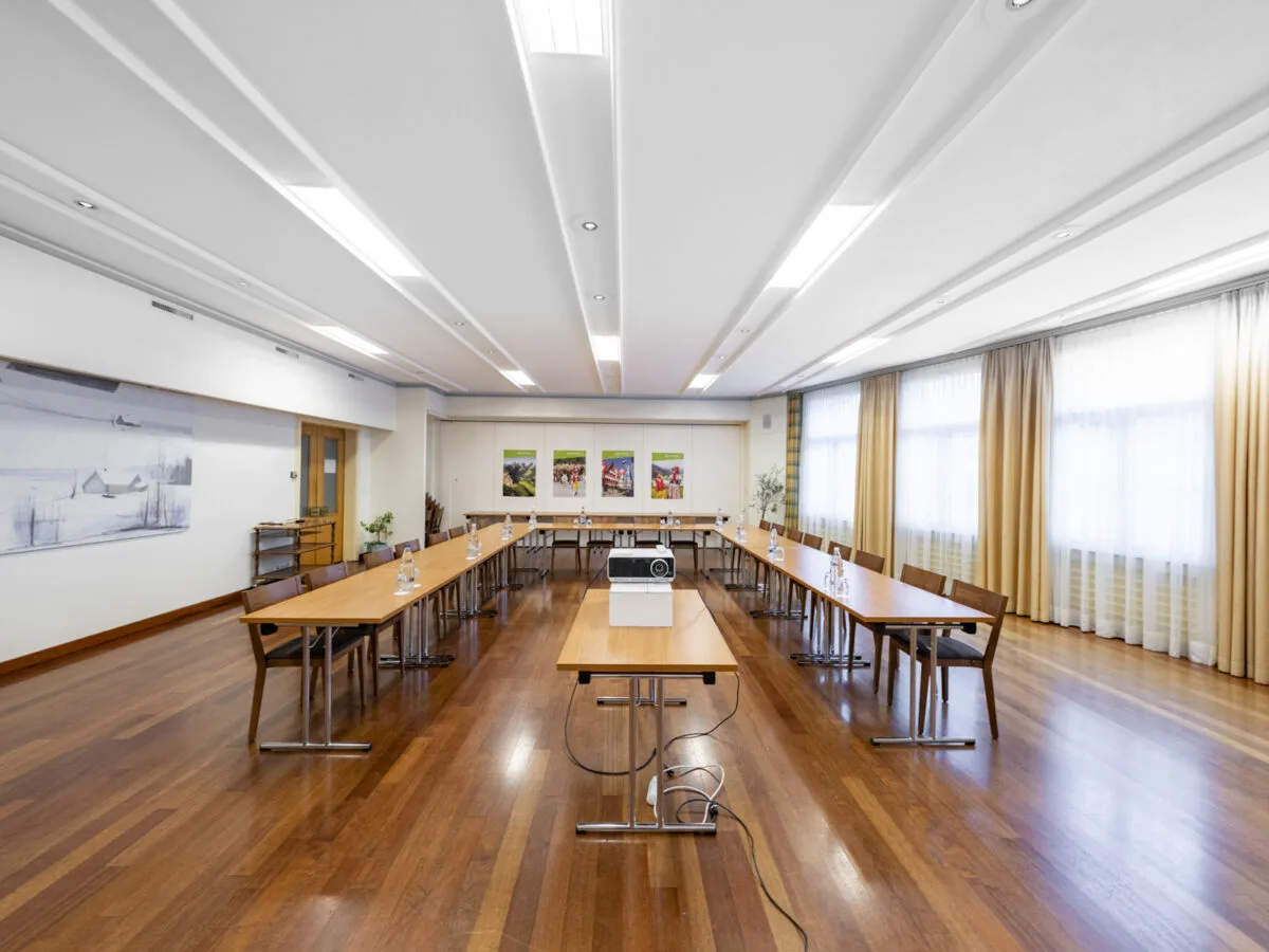 Hotel Hecht seminar room arranged in a U shape.