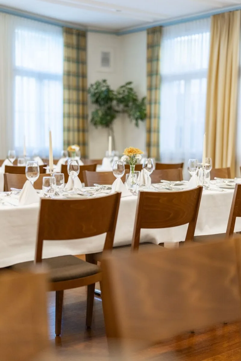 Table setting in Hotel Hecht's banquet room.