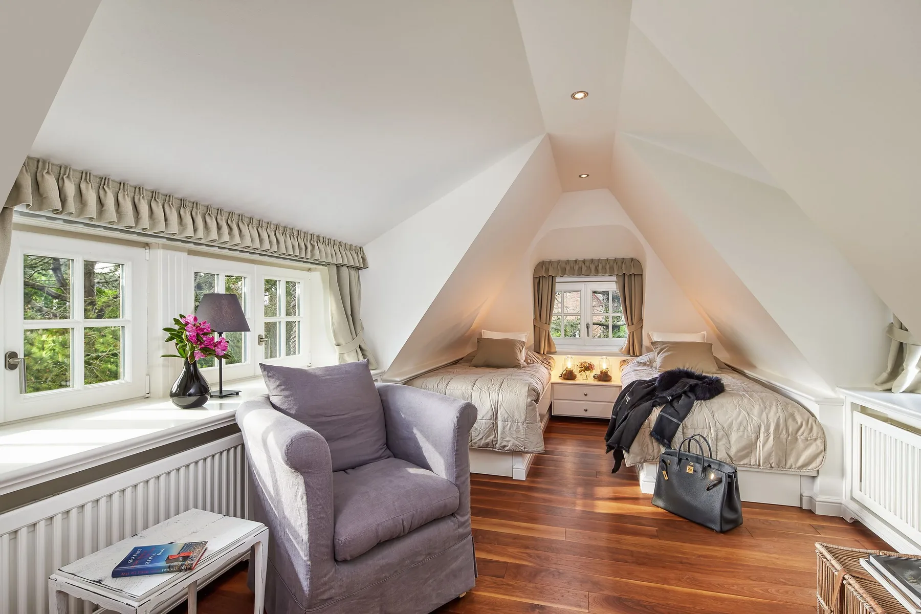 Außergewöhnliche Reetdachvilla am Ortsrand von Braderup