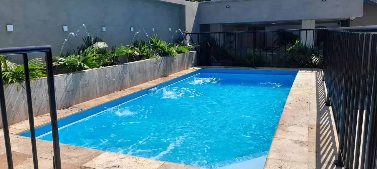 Terraza y piscina del hotel