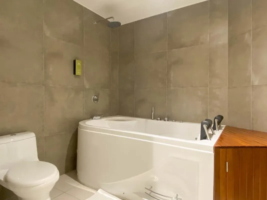 Inviting 2BR w/ Jacuzzi in Miraflores