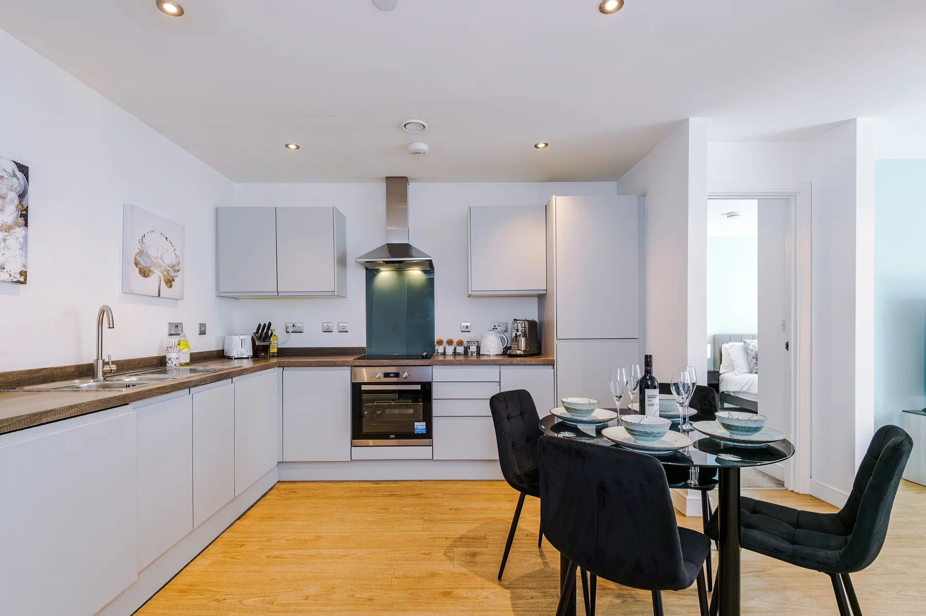 Cocina y comedor modernos con una mesa preparada para comer.