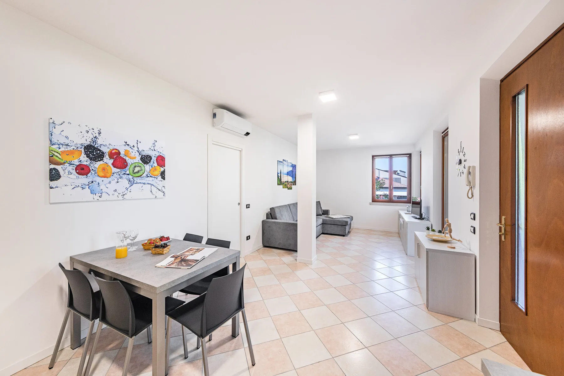 Una luminosa sala de estar y comedor diáfana con mesa y asientos.