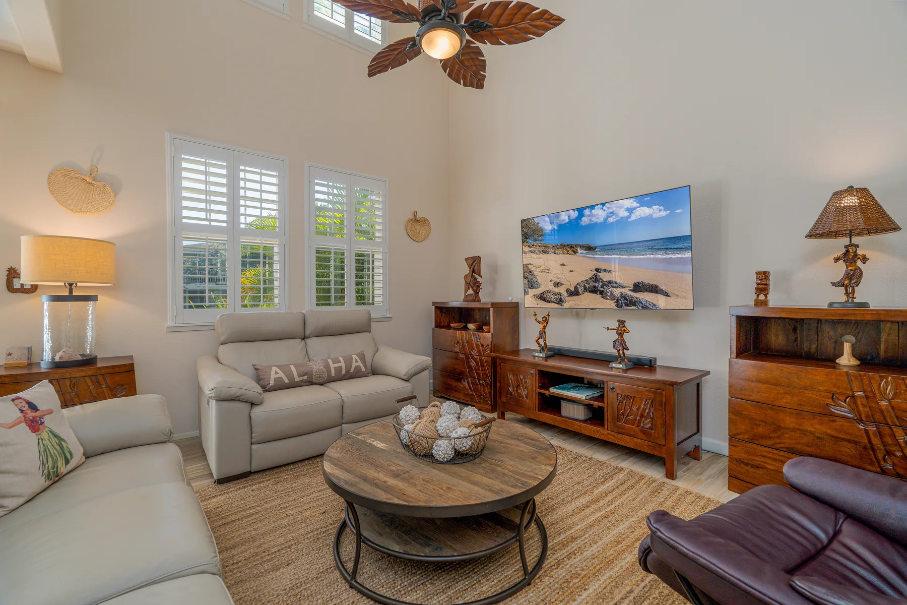 Una sala luminosa con asientos alrededor de una mesa de centro de madera y un televisor.