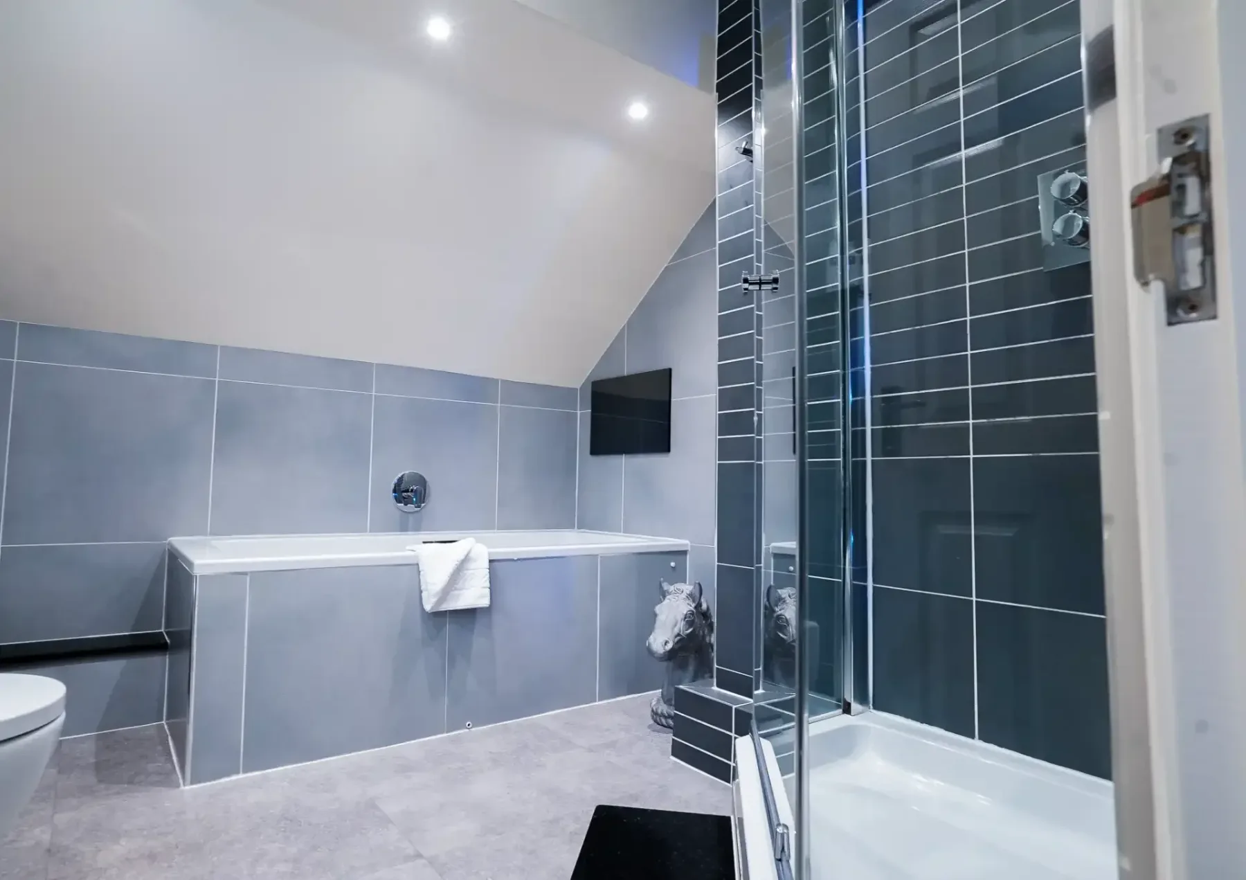 Spa bath in a Cranleigh hotel room
