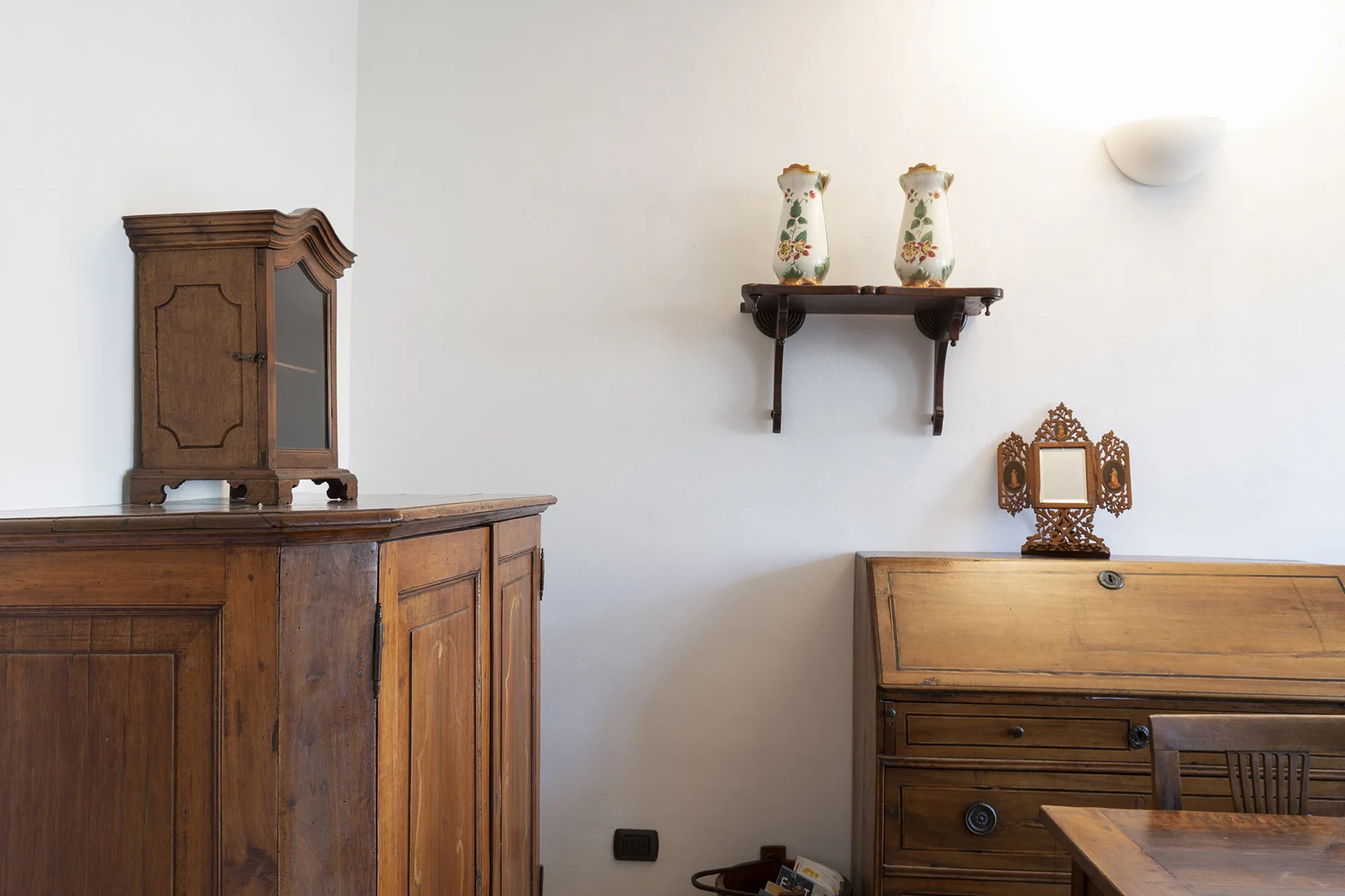 Una habitación con muebles de madera, entre ellos un armario y un escritorio.