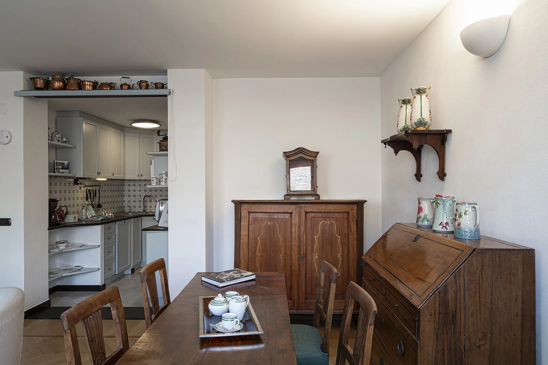Un comedor con una mesa de madera y un mueble junto a la pared.