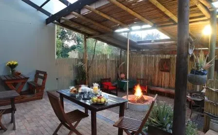 Zona de lapa y barbacoa en Loerie Guest Lodge