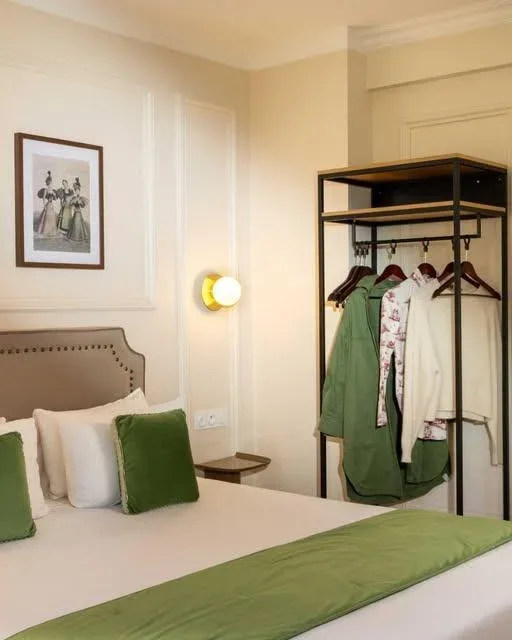 Guest room with wardrobe
