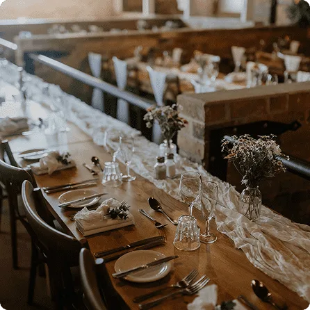 Mesas preparadas para una recepción de boda