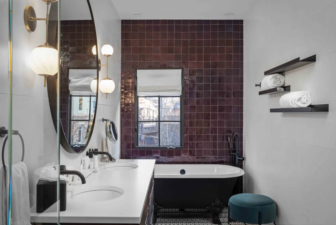 Un baño con lavabo doble, bañera y ventana.