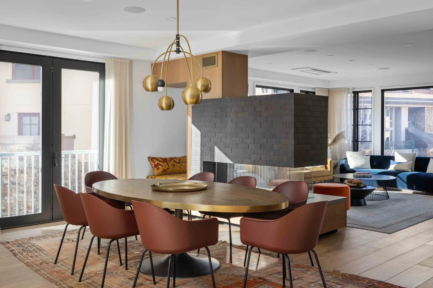 Una sala-comedor moderna y abierta con una mesa grande y asientos en la zona de estar.