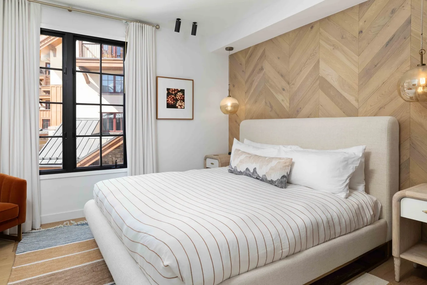 Un dormitorio con una cama tendida y una pared decorativa con diseño de madera.