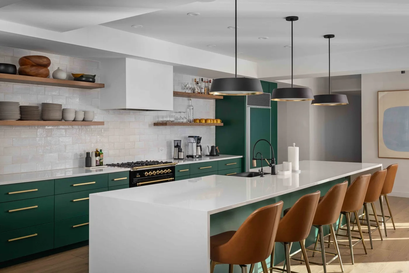 Una cocina moderna con gabinetes verdes y una isla grande con asientos.