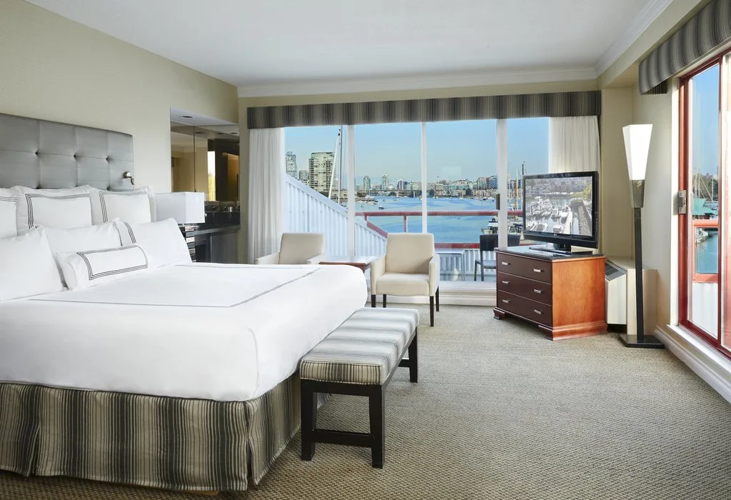 Suite de hotel con vistas al agua