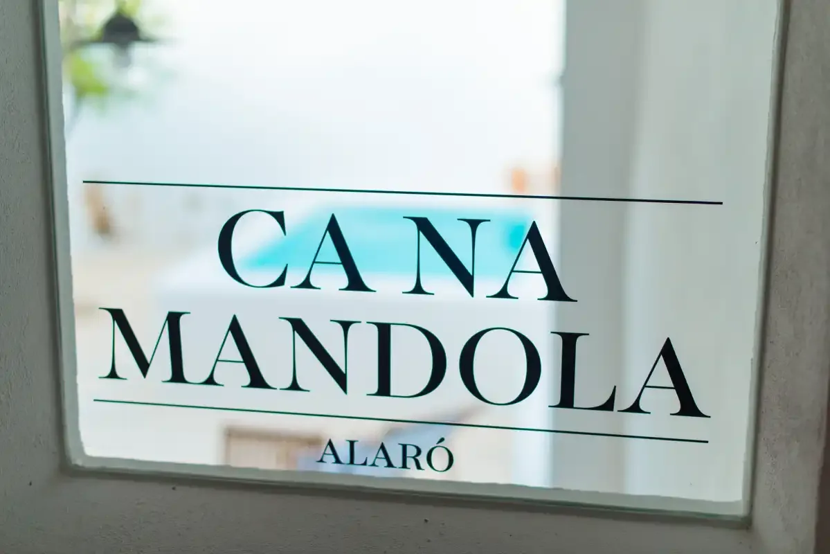 Un letrero muestra el nombre Ca Na Mandola y Alaró.