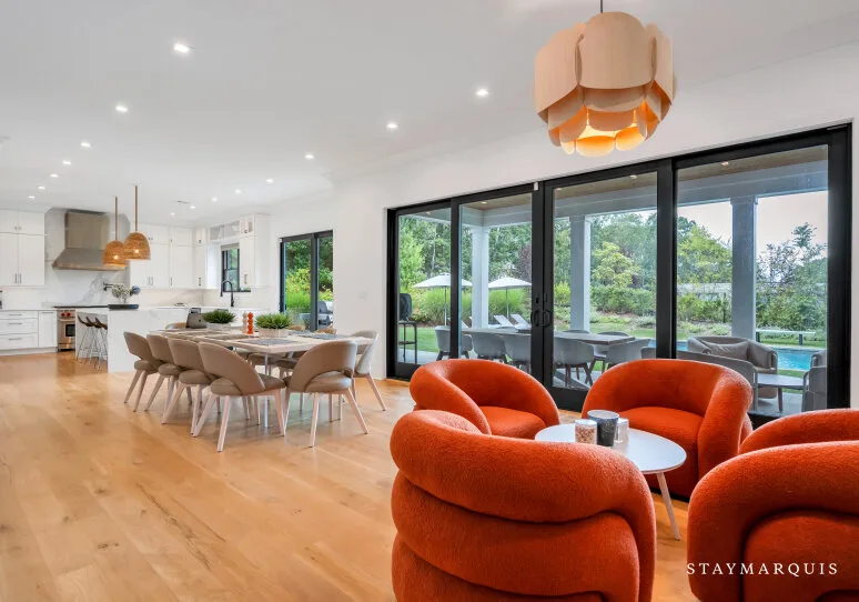 Sala de estar, comedor y cocina de concepto abierto