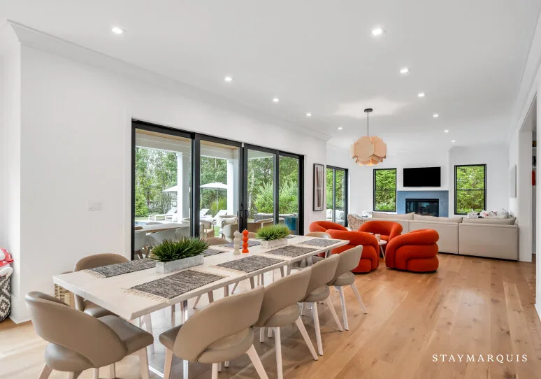 Sala de estar, comedor y cocina de concepto abierto