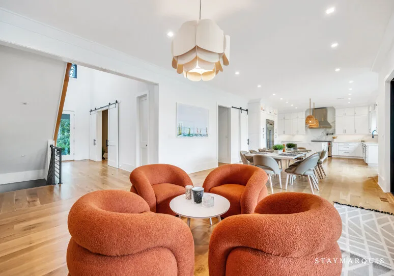 Sala de estar, comedor y cocina de concepto abierto