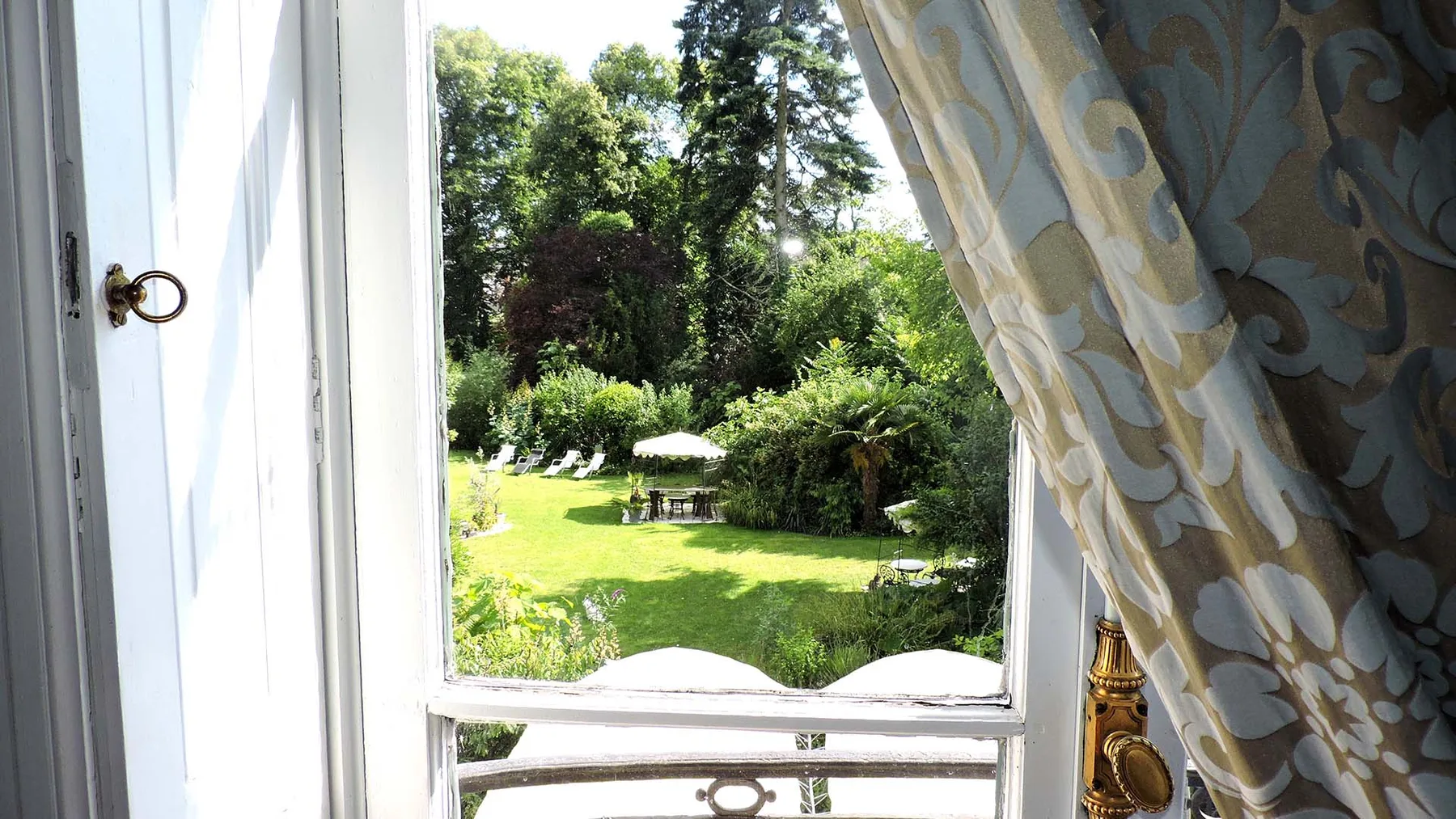 La Gourmandine landscaped grounds