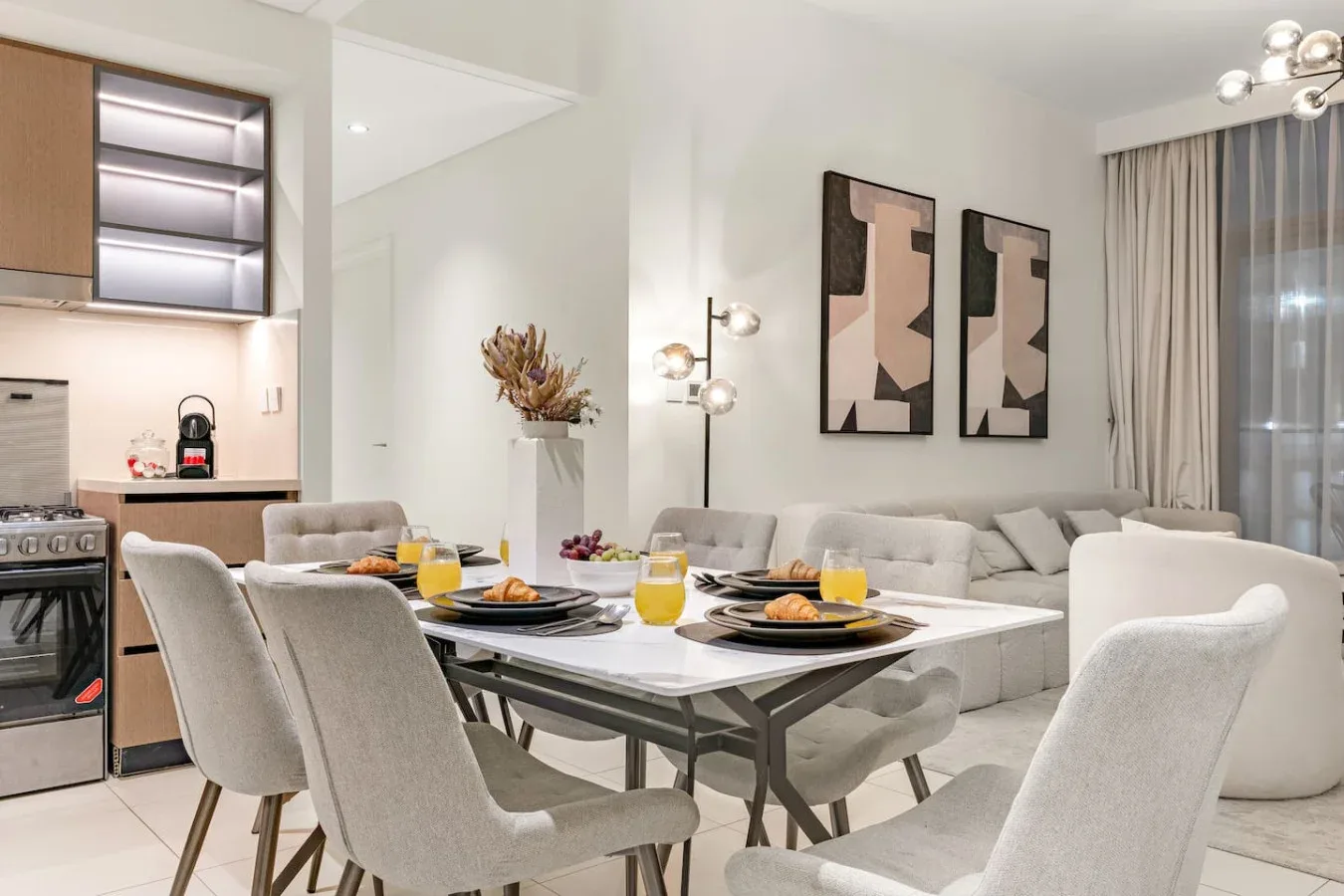 Una luminosa sala de estar y comedor con una mesa preparada y asientos.