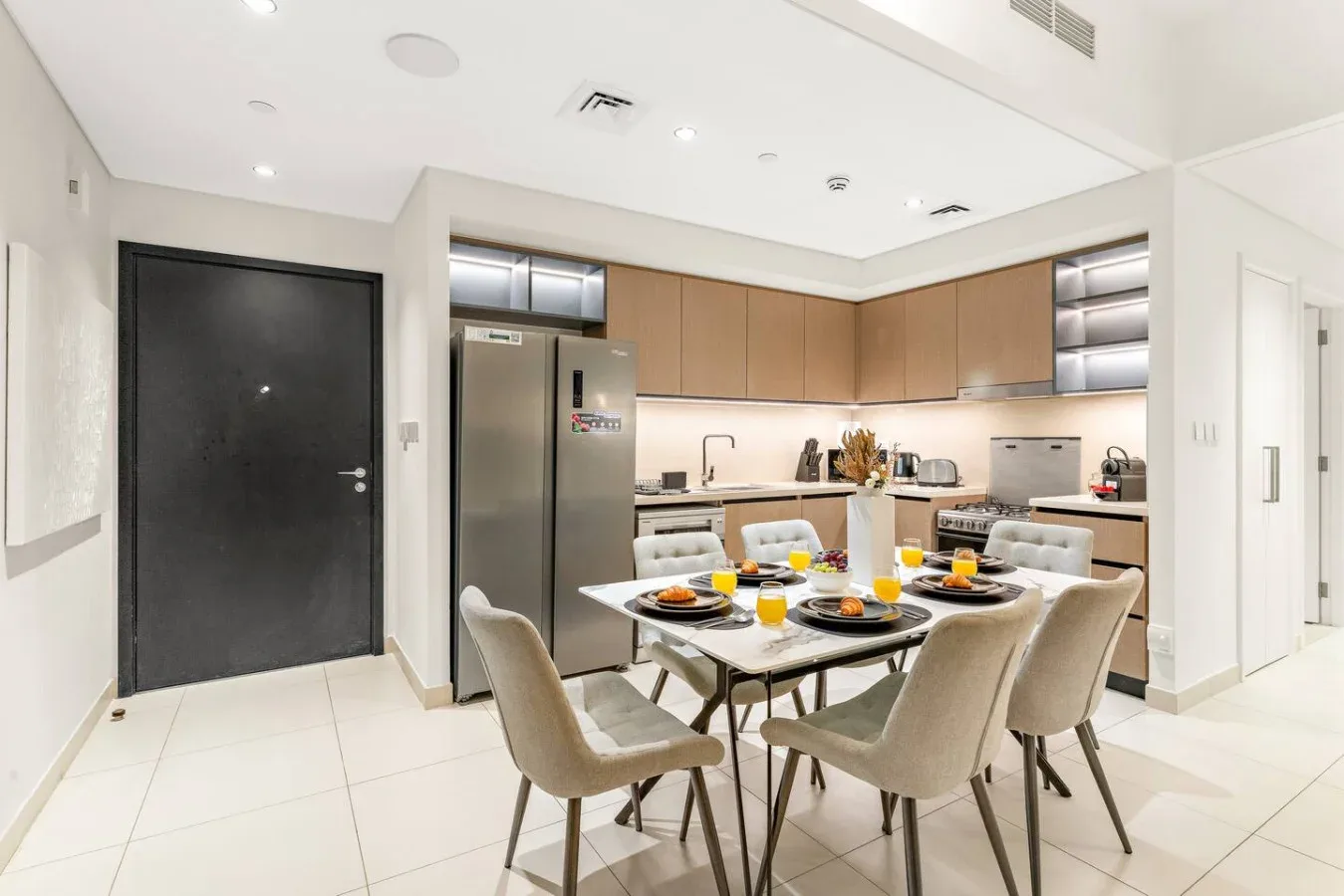Un comedor con asientos junto a una cocina moderna.