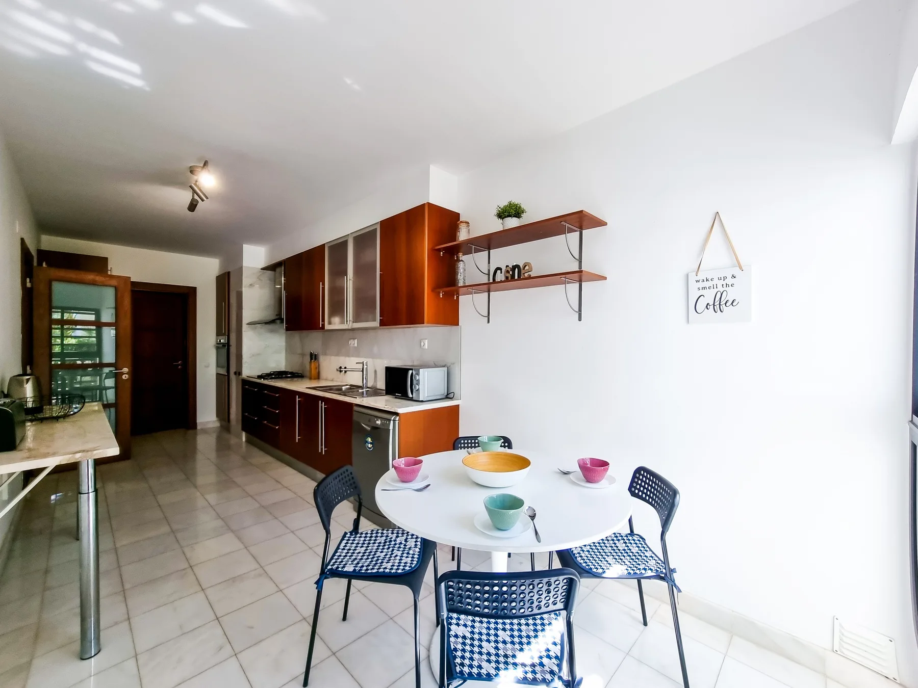 Cocina y comedor con una mesa redonda y sillas.