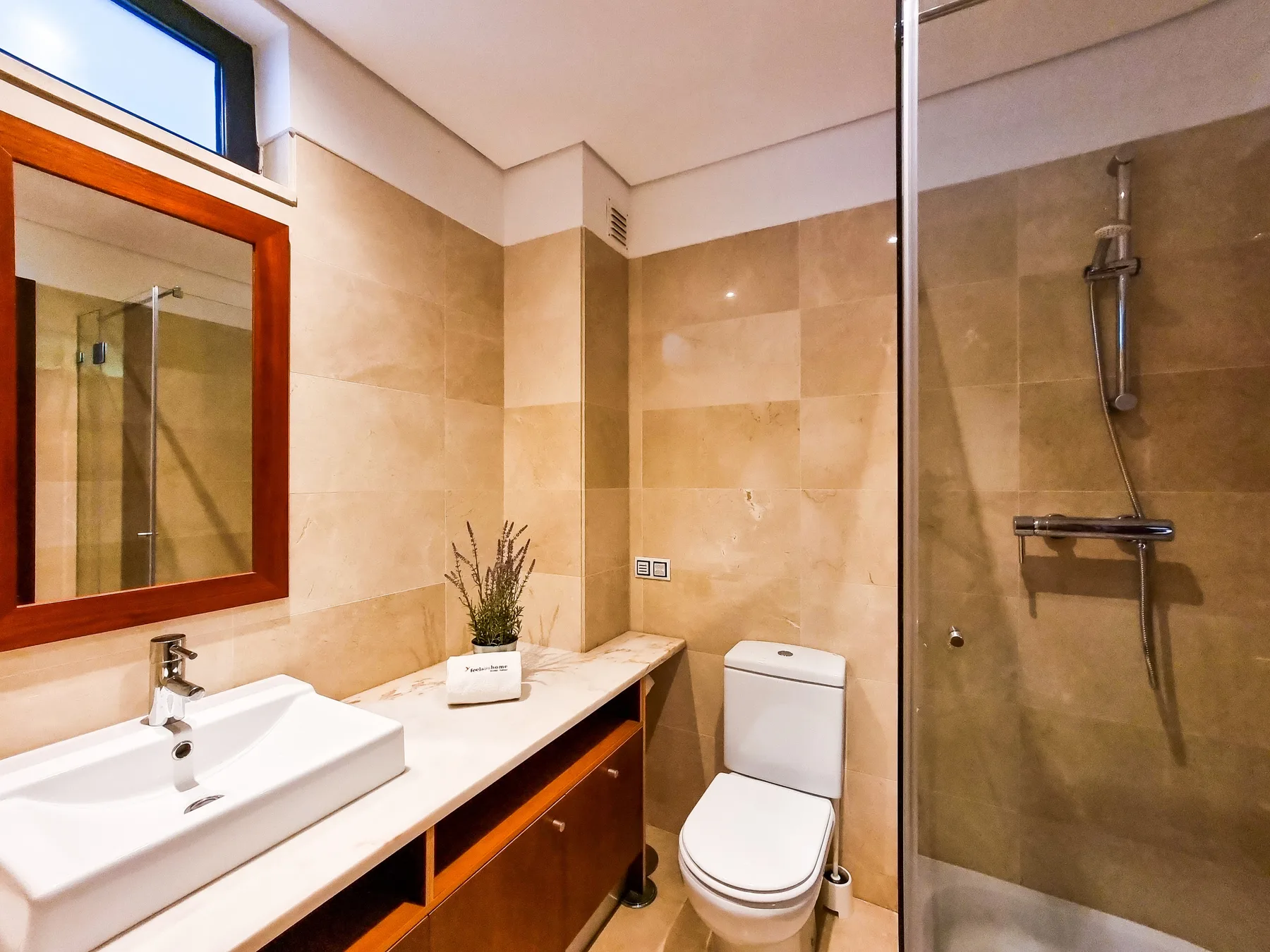 Un baño con lavabo, inodoro y ducha.