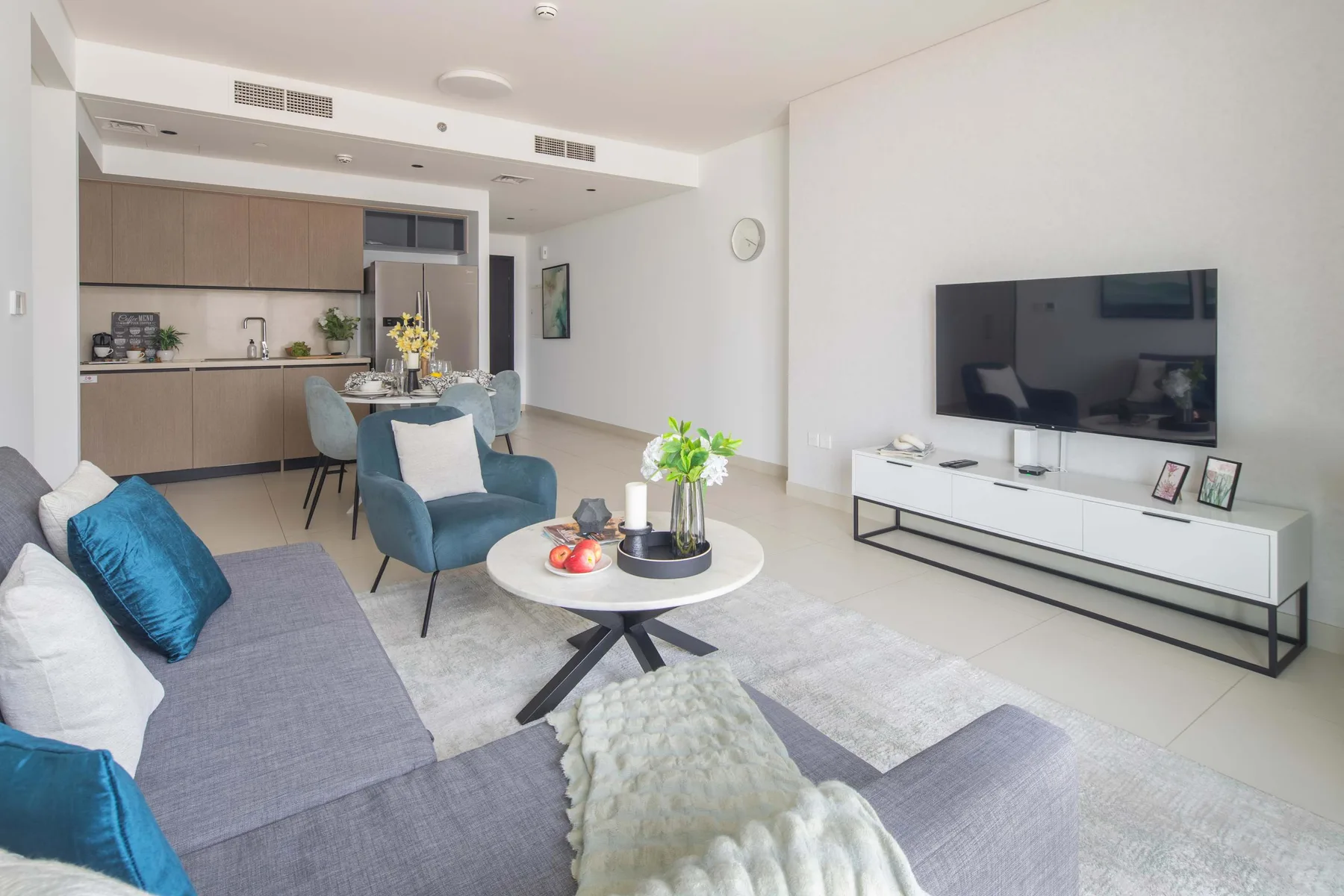 Sala de estar con zona de cocina y comedor.