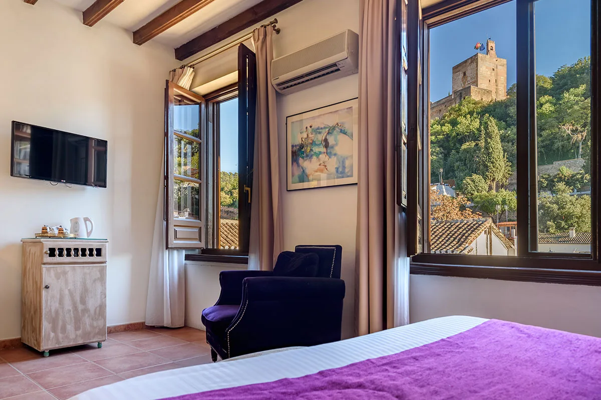 Guest room with Alhambra views
