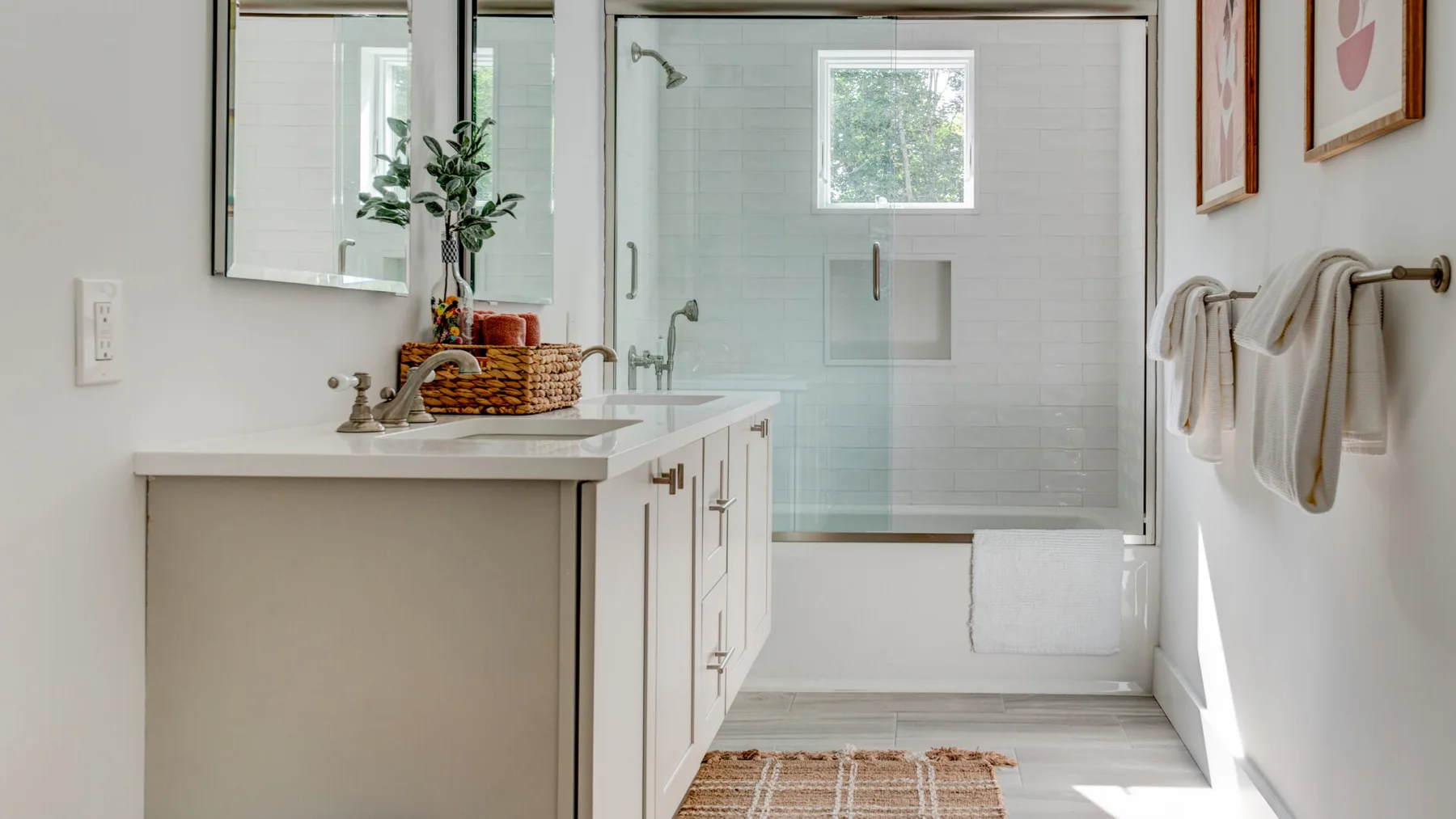 Un baño luminoso con lavabo y una ducha con mampara de vidrio.