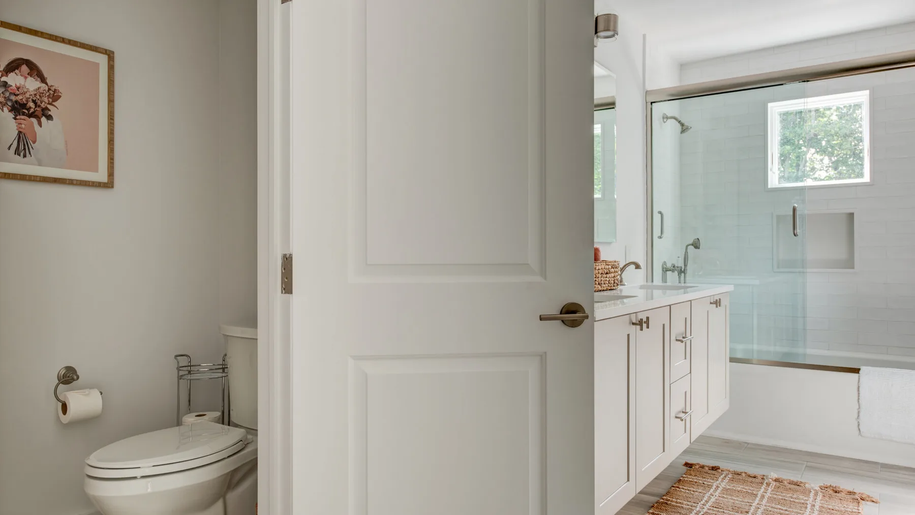 Un baño con inodoro, tocador y zona de ducha con vidrio.